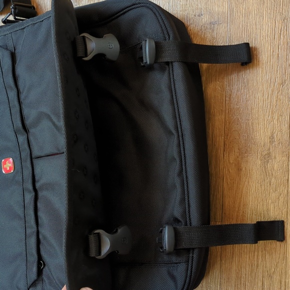 Swiss Gear by Wenger Messenger Bag - Picture 2 of 15